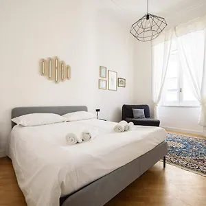 Appartamento Largo Vasto A Chiaia 82, Napoli